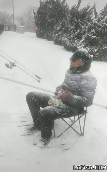 不小心火了！大连一男子风雪中、淡定钓鱼！